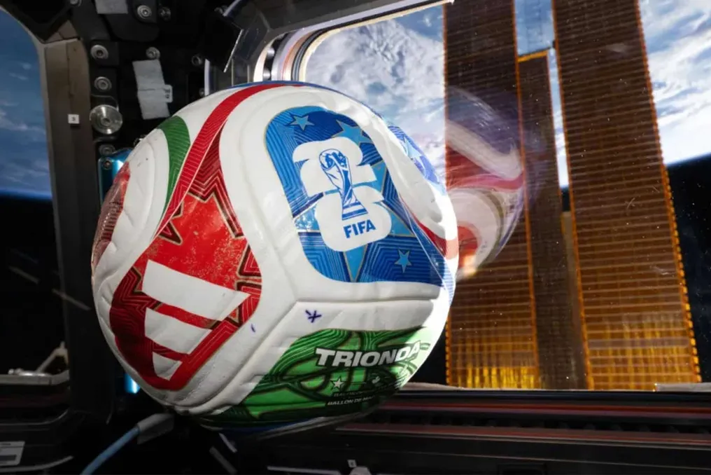 NASA leva bola da Copa do Mundo de 2026 ao espaço para estudar a física do futebol em microgravidade