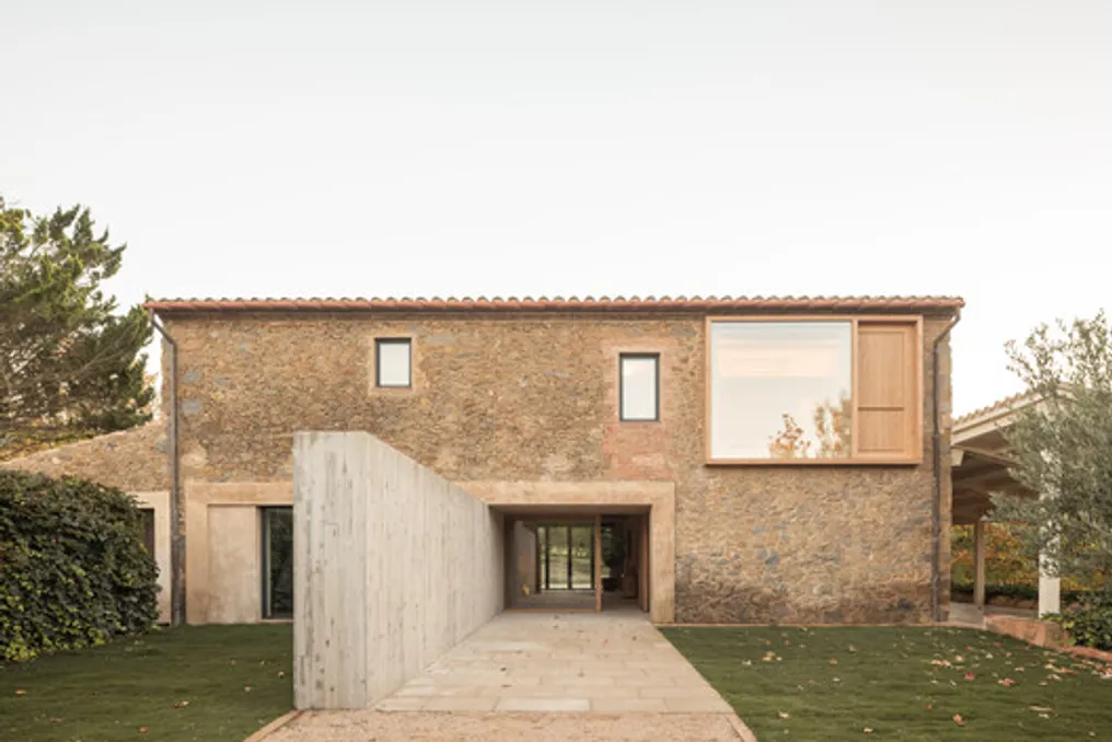 Casa 2302: Renovação de casa de campo tradicional no Baix Empordà com toque contemporâneo