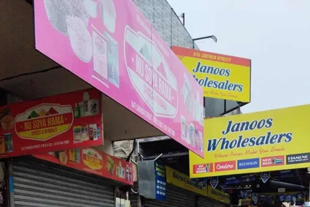 दक्षिण अफ्रीकावासी विदेशी दुकानों के बंद होने के कारण खाद्य पदार्थों की कमी का सामना कर रहे हैं