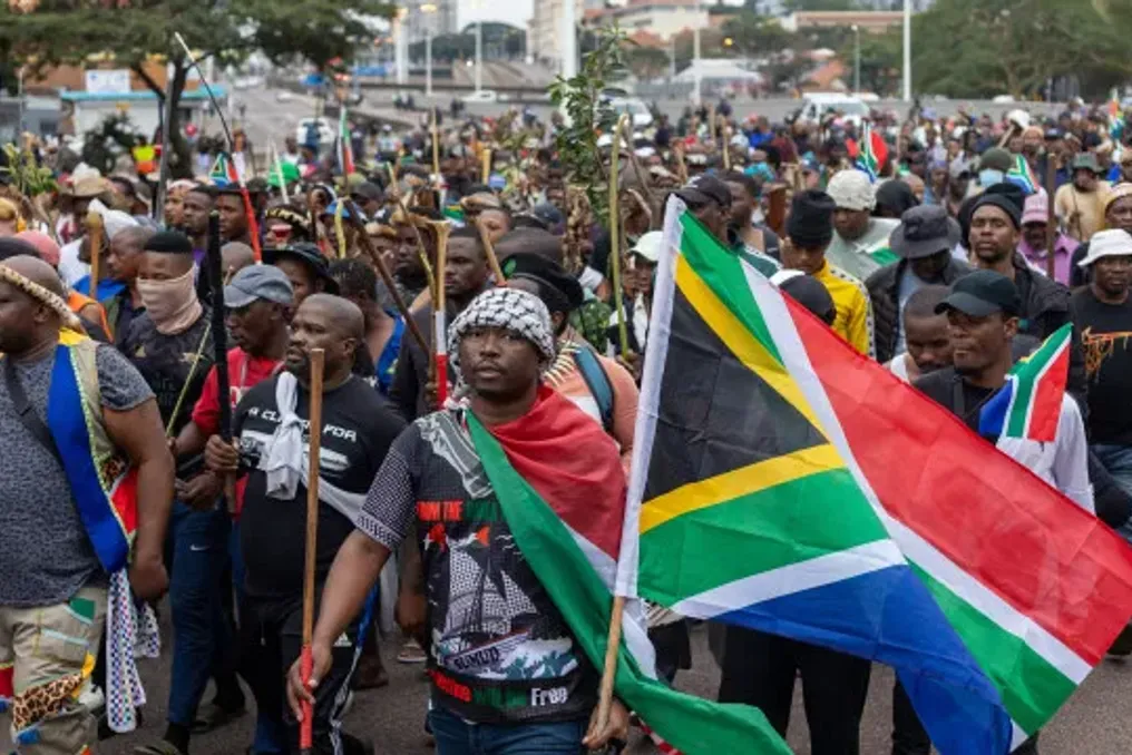 Milhares protestam na África do Sul contra imigração ilegal, exigindo a saída de estrangeiros