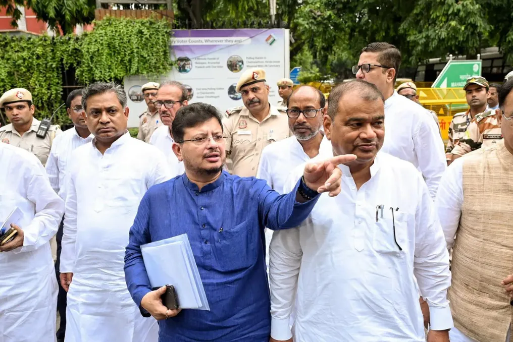 रिटब्रत बनर्जी के गुट ने कोलकाता में तृणमूल कांग्रेस मुख्यालय पर कब्जा किया