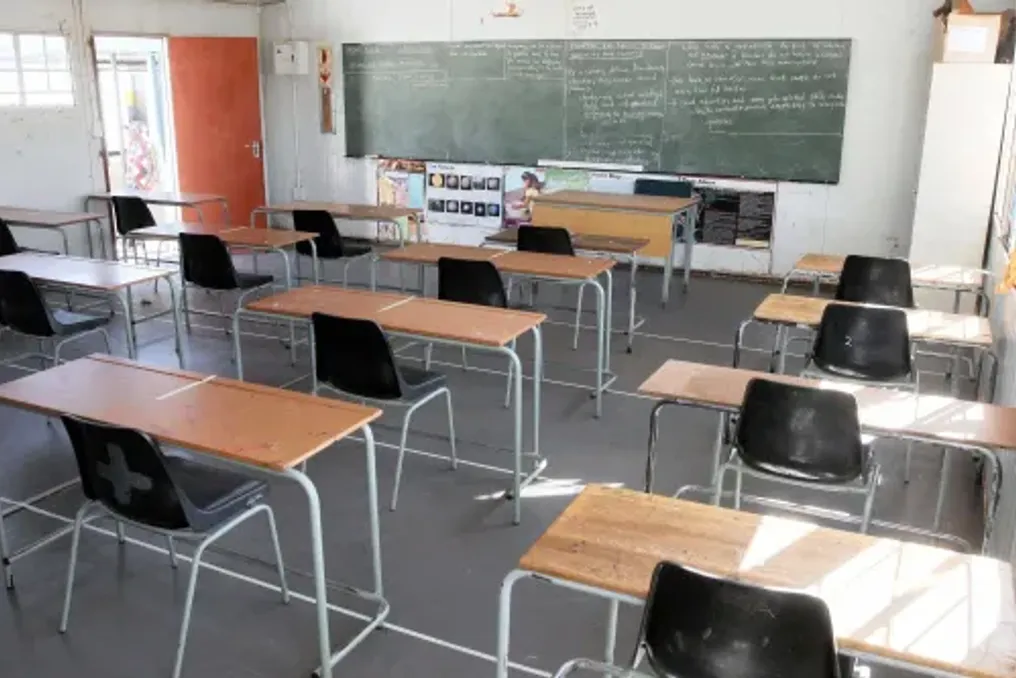 Professor é demitido por relações sexuais com aluna que resultaram em gravidez