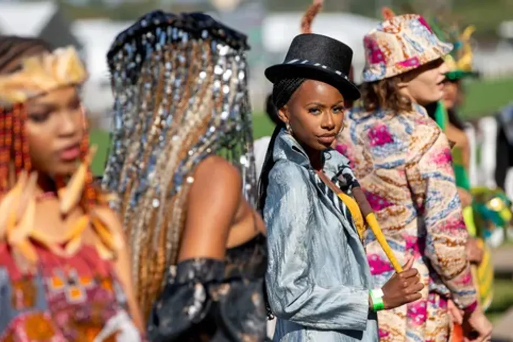 Hollywoodbets Durban July 2026 começa em Durban como grande evento com foco em moda e glamour