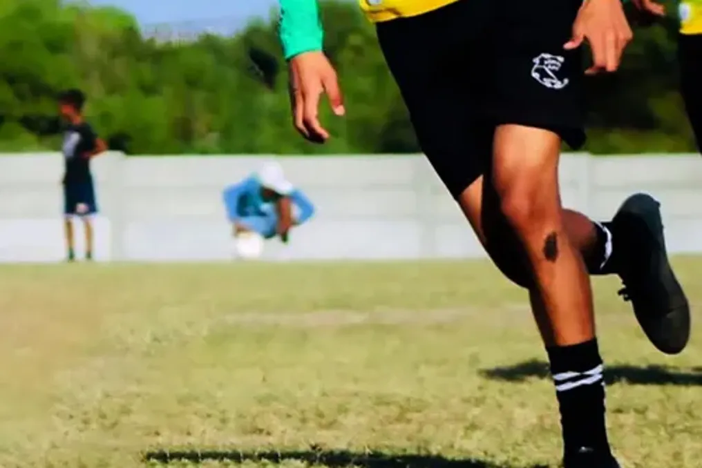 Игрок футбольного клуба Standards United FC, 20-летний Наием Туер, скончался во время матча в Митчеллс Плейн