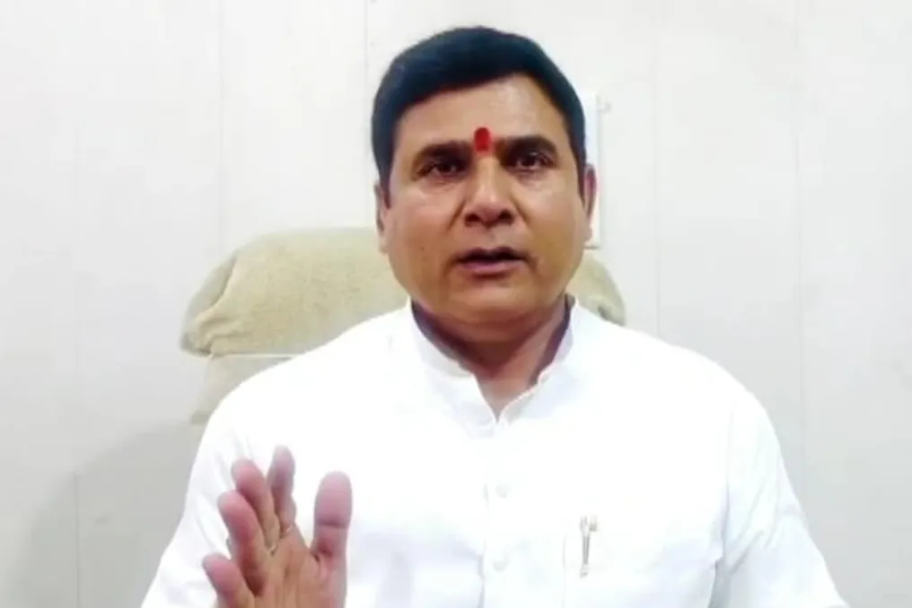 Bharatiya Janata Partiyasi deputati Champat Rayni muqaddas va ilohiy deb atab qo'llab-quvvatladi