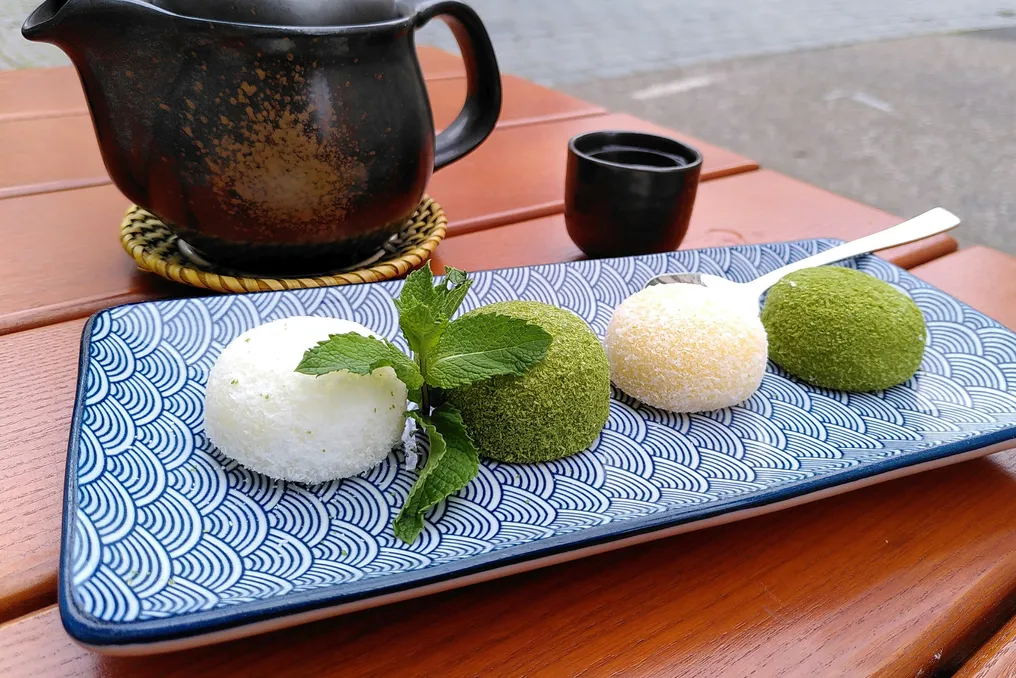 Mochi, o bolinho tradicional japonês, ganha popularidade no Brasil e apresenta diversas formas de consumo