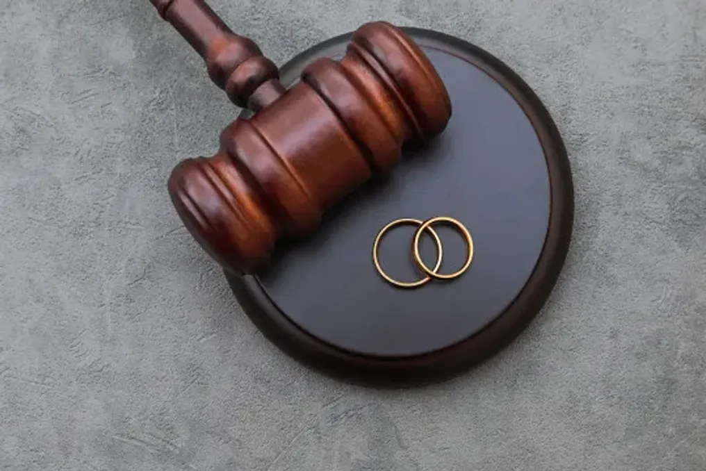Multimilionário na Suíça tenta forçar ex-esposa a trabalhar para reduzir pensão alimentícia