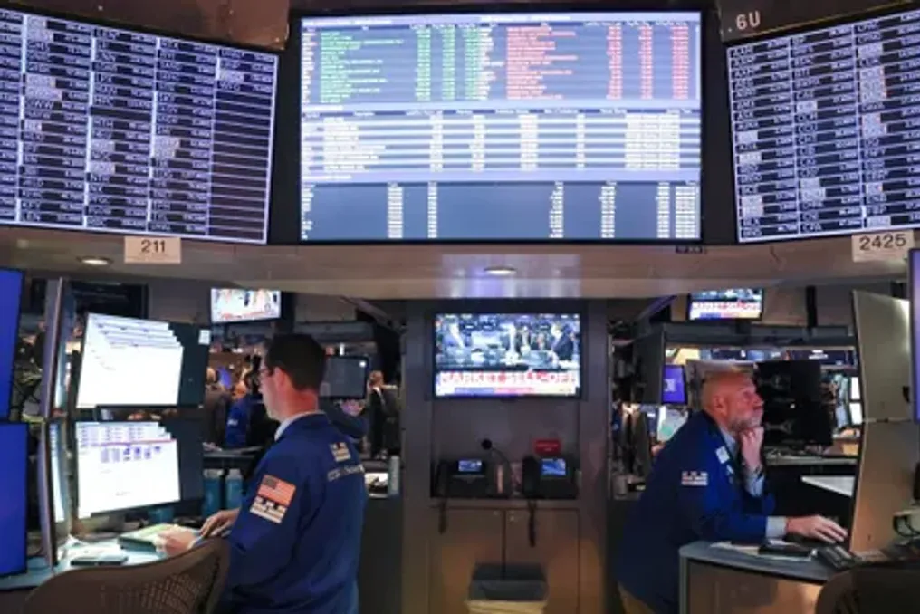 Wall Street fechou em alta, mas futuros flutuam aguardando relatórios de lucros