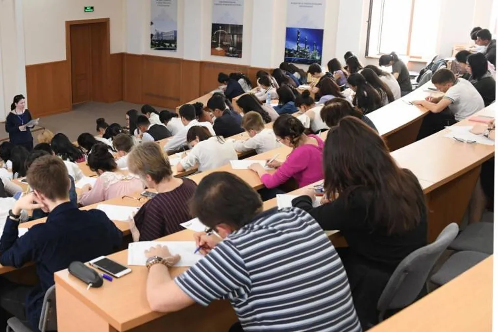 Em várias universidades do Uzbequistão, a proporção entre alunos e professores excede 200 para um