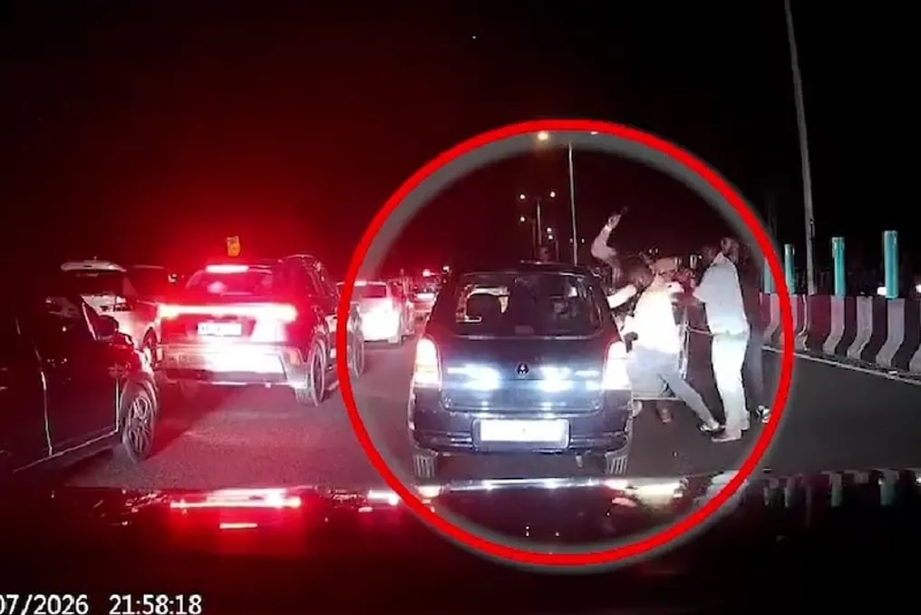 На шоссе Бангалор-Майсур произошла нападение на семью: видео попало в сеть