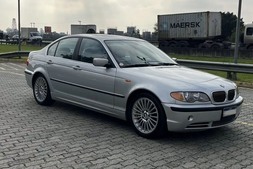 Редкий BMW 330i E46 с оригинальной механической коробкой передач выделяется своей универсальностью и инженерией