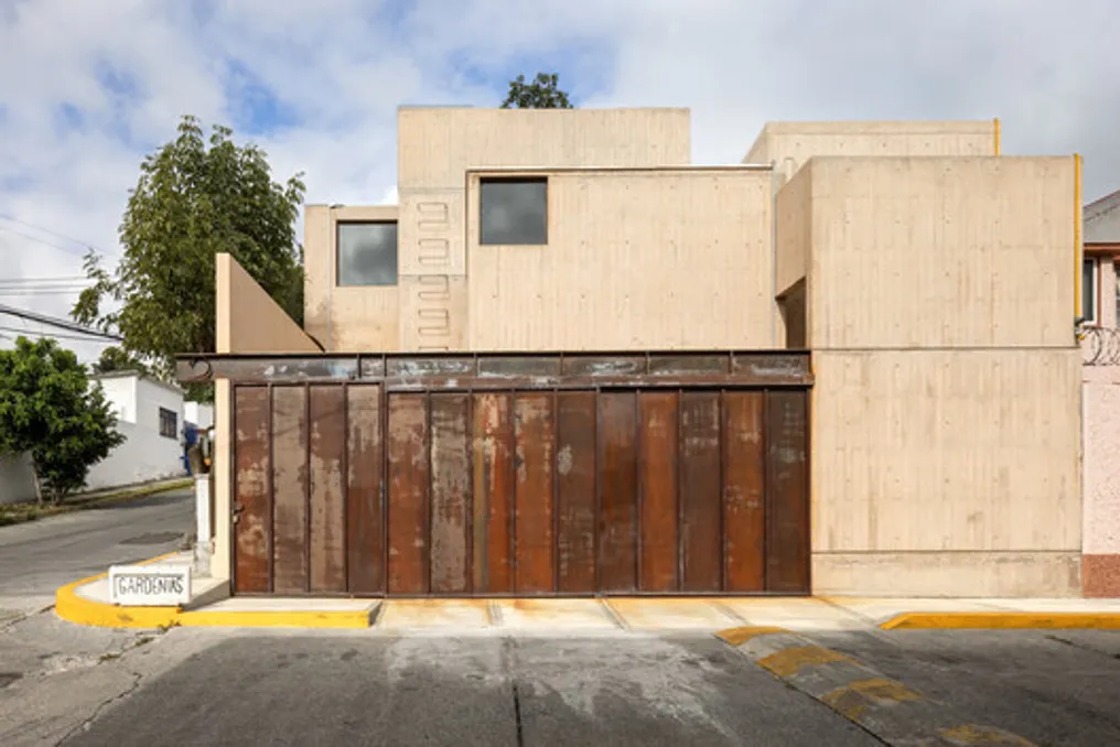 Reconstrução de casa em Naucalpan: combinação de paredes antigas e concreto novo