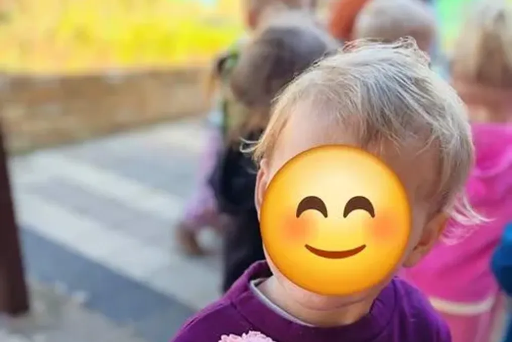 Criança 'Little M' encontra novo lar e apoio da comunidade após acusações de venda de roupas por drogas