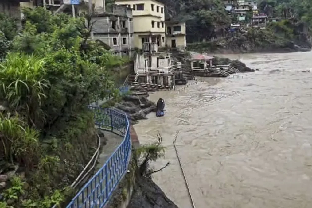 IMD emite alerta vermelho para várias áreas, incluindo Dehradun e Nainital, chuvas esperadas em Uttarakhand em 10 de julho