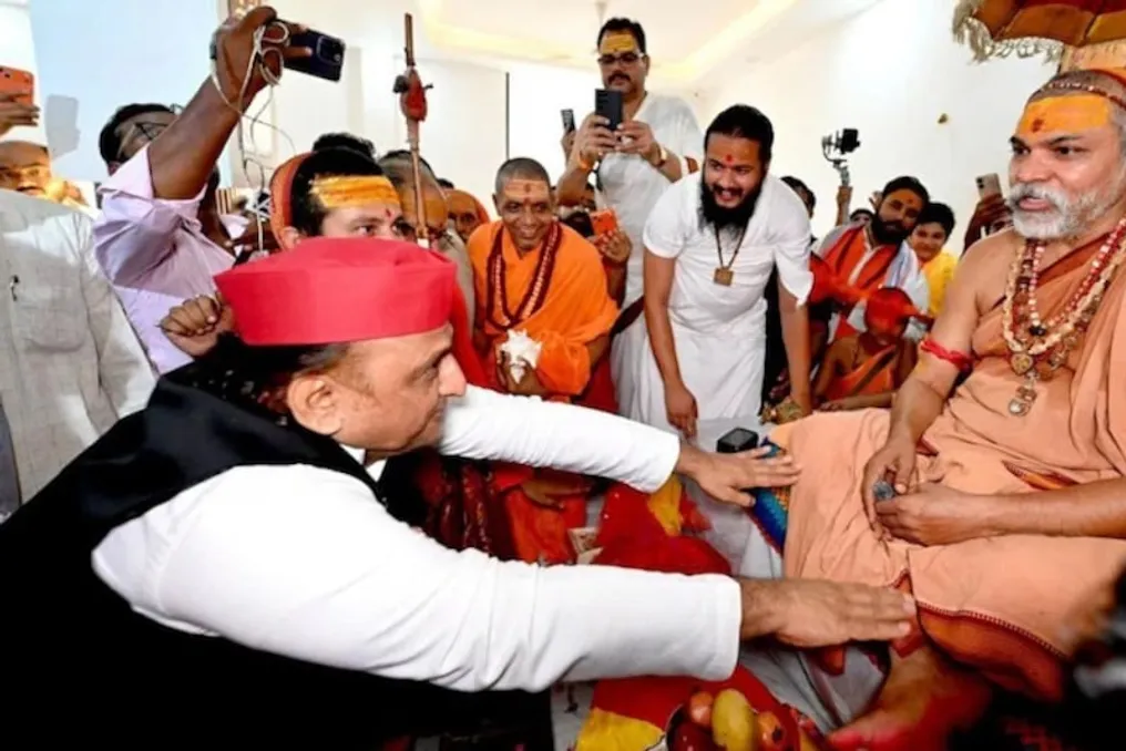 Akhlesh Yadav Shankaracharya bilan uchrashdi va Bahratiya Jana Pati ni xayriya mablag'larini o'g'irlash va sig'org'alarni himoya qilish masalalarida tanqid qildi