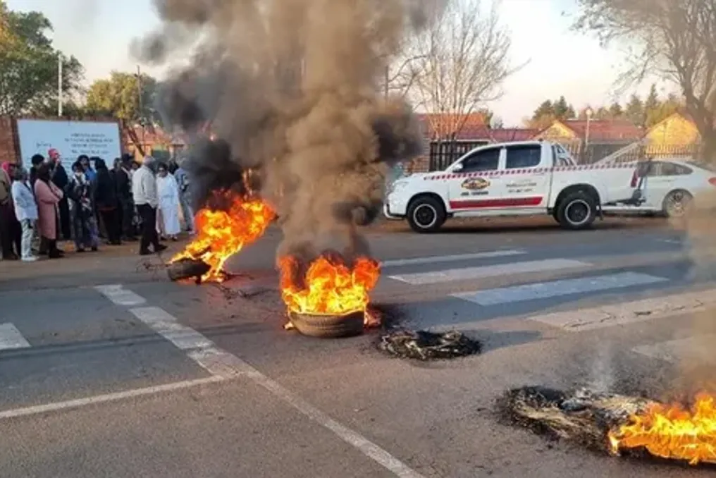 Elderly Residents Protest by Burning Tires Against Power Outage at Nursing Home