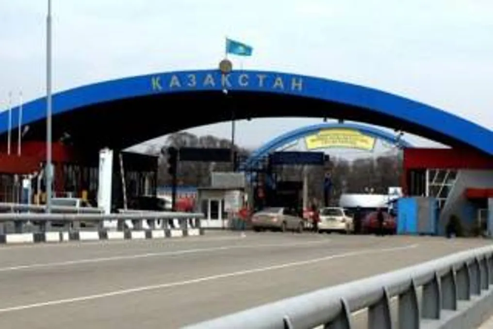 Казахстан усиливает контроль за въездом и выездом транспорта для предотвращения незаконного экспорта топлива