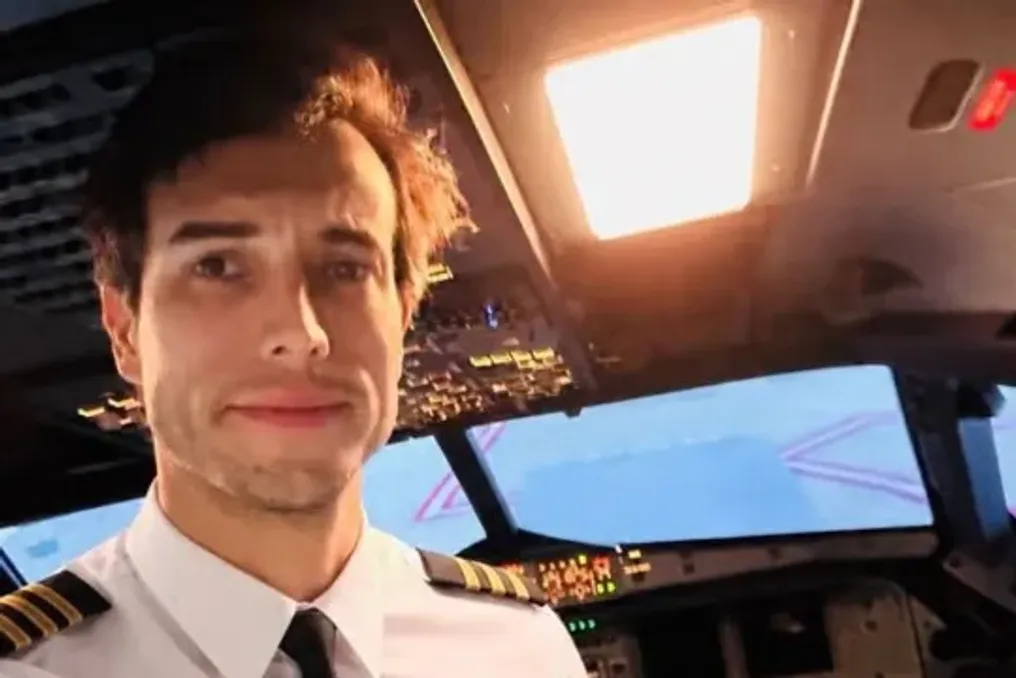 Trainee student manages to land aircraft after instructor jumps out during flight in Argentina