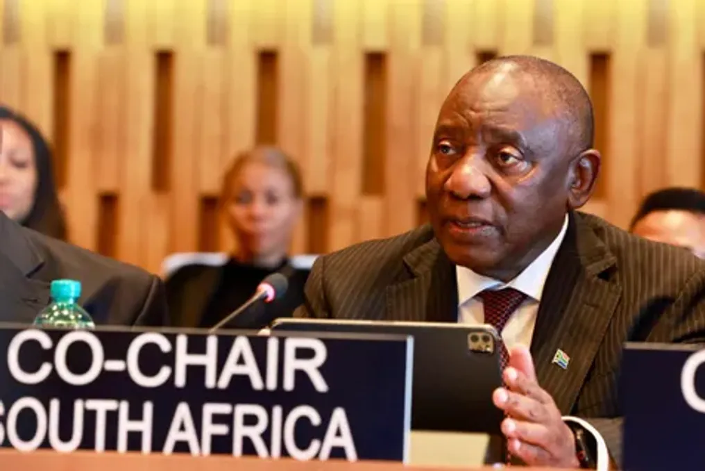 Ramaphosa apela a líderes mundiais para priorizar a educação na cúpula na França