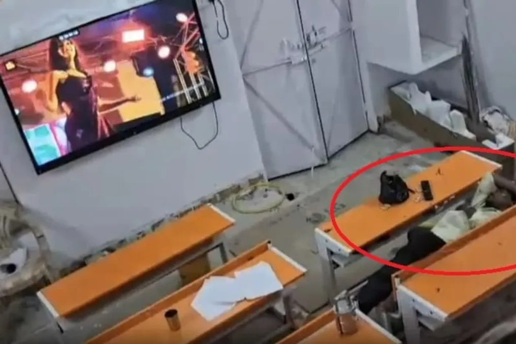 Директор школы в Махобе отстранен после того, как видео с пьяным состоянием и непристойными песнями в классе стало вирусным