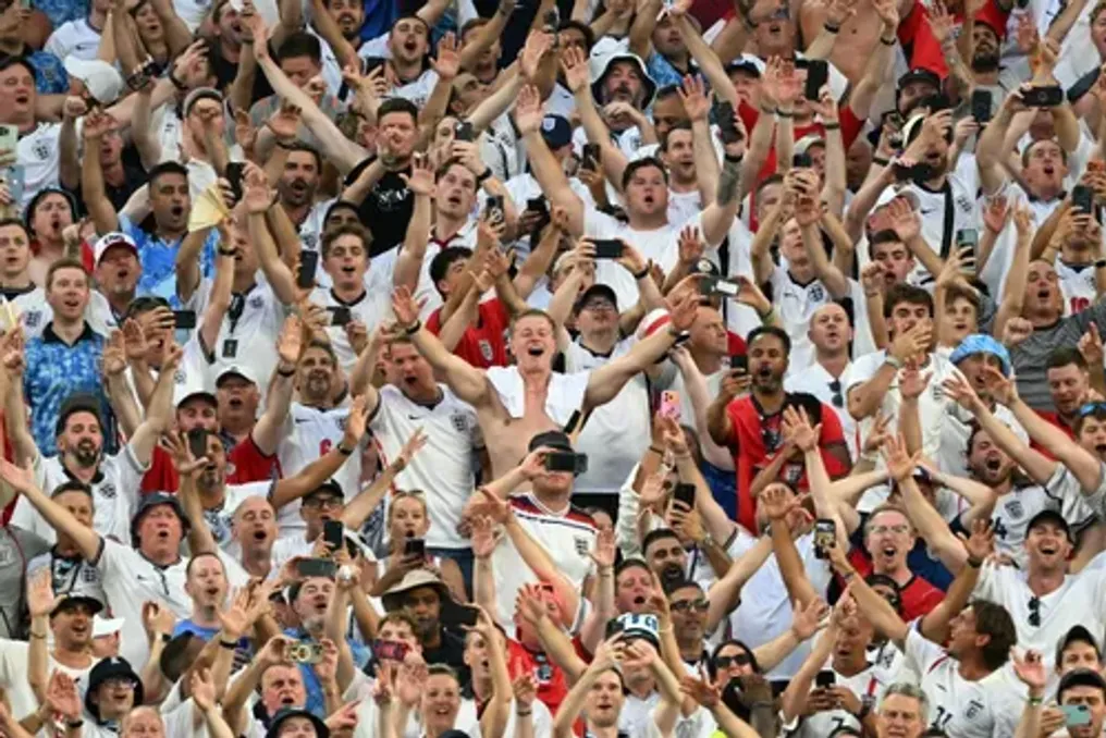 Fãs da Inglaterra celebram a classificação para as semifinais da Copa do Mundo após vitória sobre a Noruega