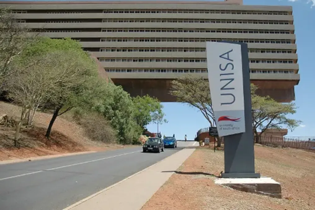 Unisa отвергает обвинения NSFAS в задержке студенческих пособий, ссылаясь на системные проблемы