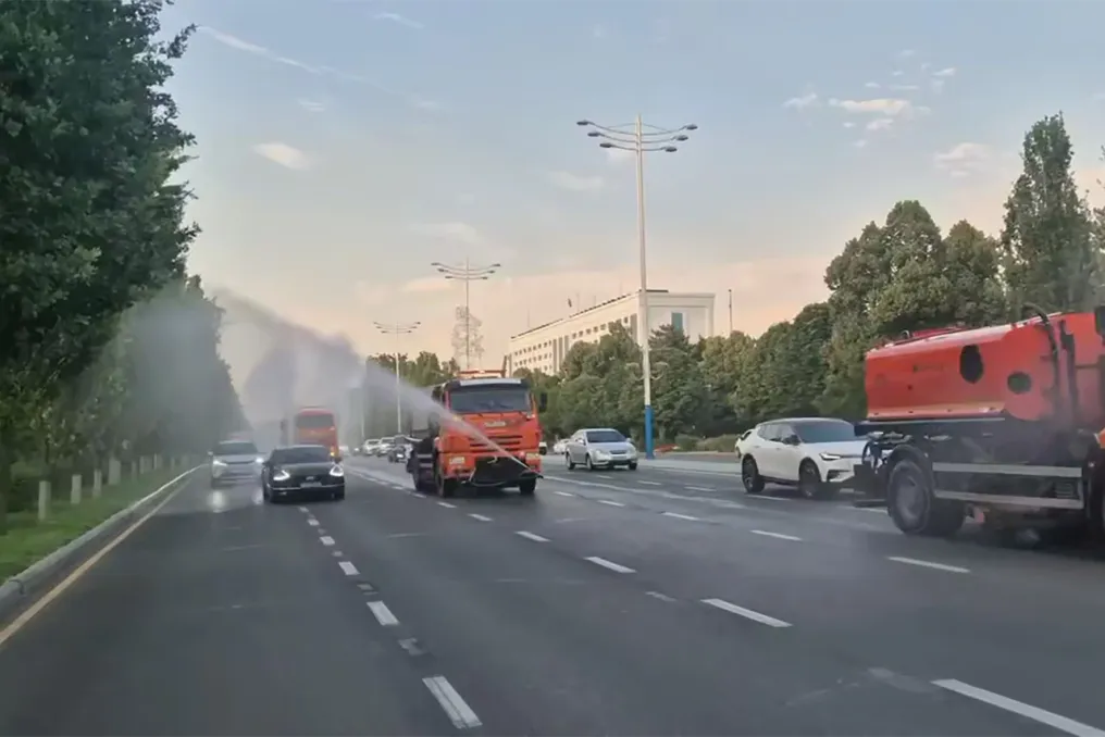 Ташкент усиливает полив улиц в связи с экстремальной жарой