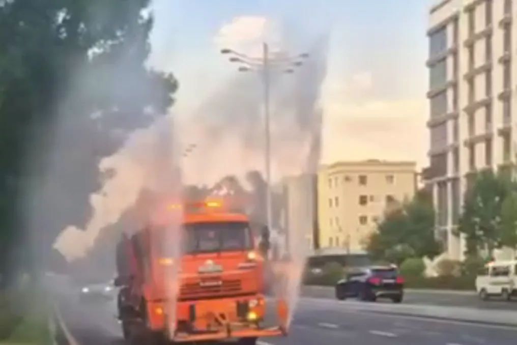 Irrigação de ruas e áreas verdes intensificada em Tashkent devido ao calor anormal