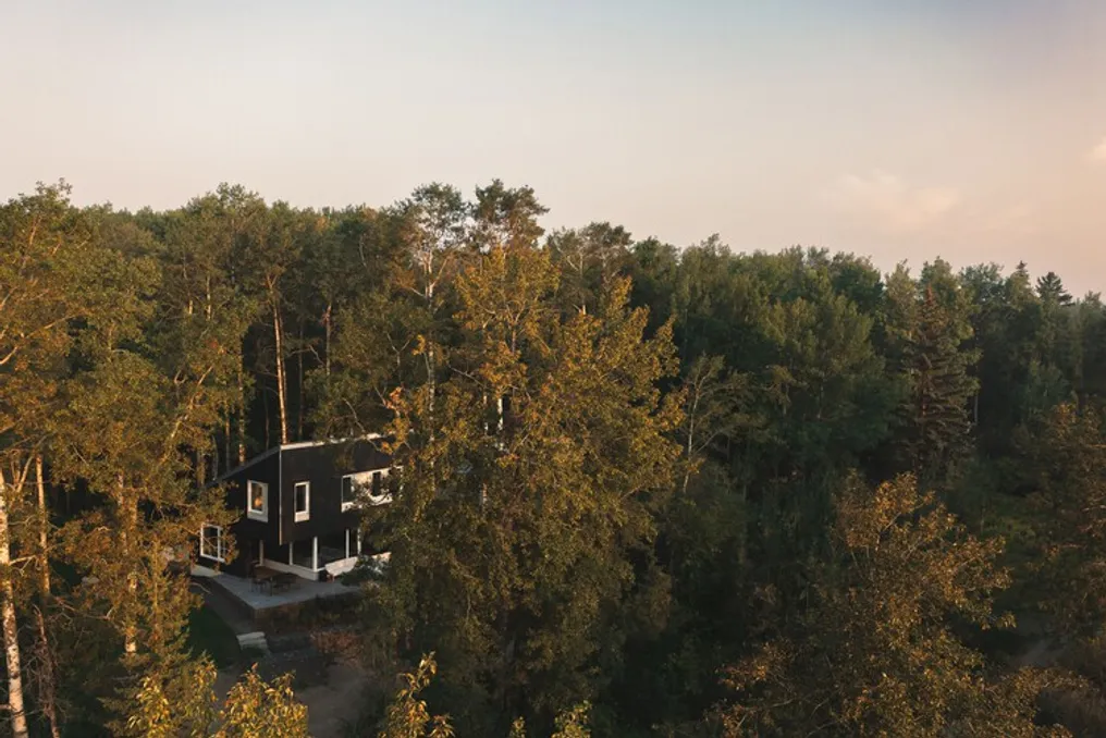 Cabana contemporânea no Lago Wabamun projetada por Josh Kjenner