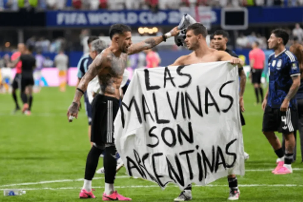 FIFA запросила проверку после того, как аргентинские футболисты использовали баннер о суверенитете над Фолклендскими островами