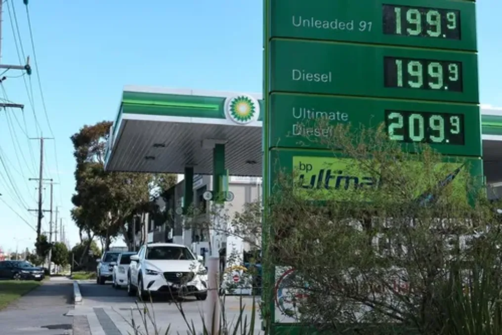 Неопределенность на нефтяных рынках: противоречия между поставками сырья и переработанной продукции
