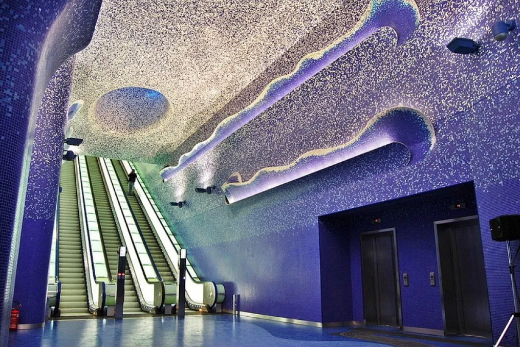 Nápoles transformou estações de metrô em galerias de arte com obras de artistas renomados
