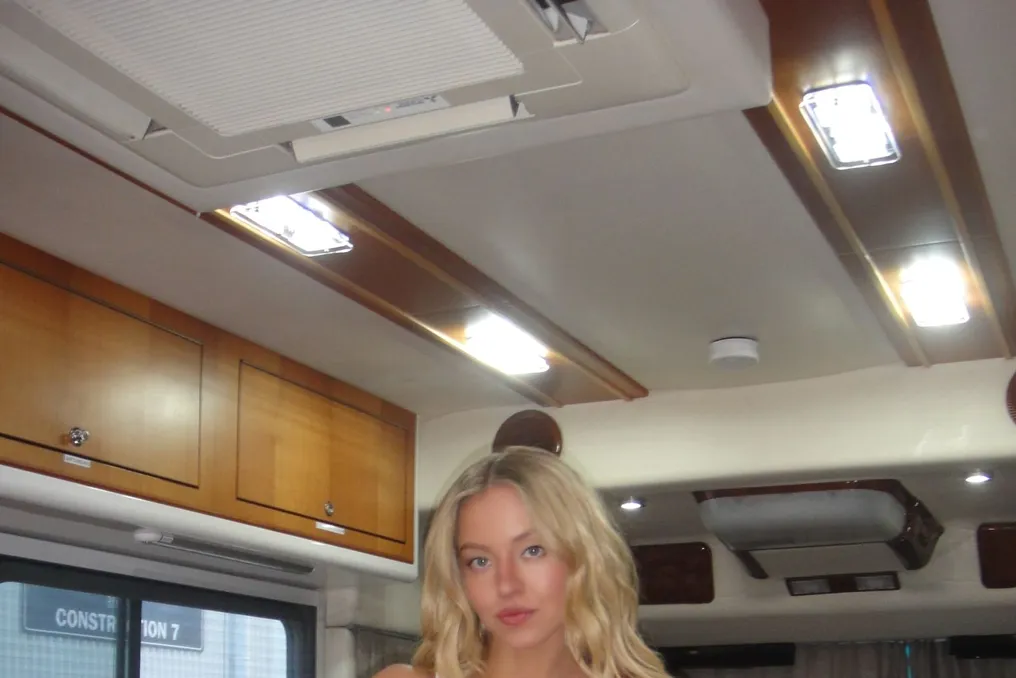 Sydney Sweeney exibe corpo tonificado em campanha publicitária da SYRN
