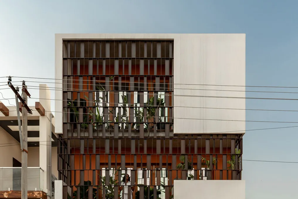 Splitscape Residence / SpaceDNA: A project that uses cutting as a tool for compact urban batch design