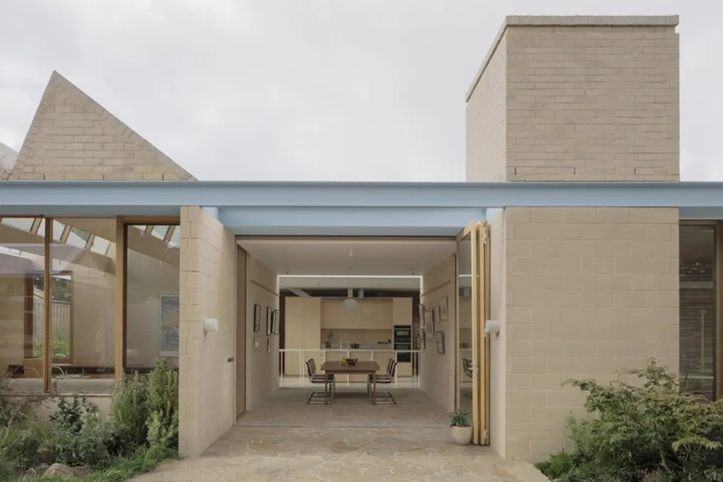 Casa com pátio e escritório: apresentação do projeto Office MI—JI