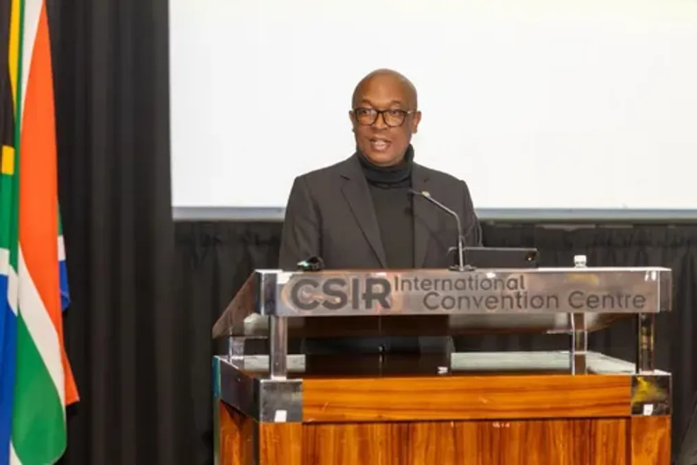 Minister Parks Tau Qurolliqlangan "Janub Afrikasi Inc" Yondashuvi bilan Mudofaa Sanoatining Tiklanishiga Chaqirindi