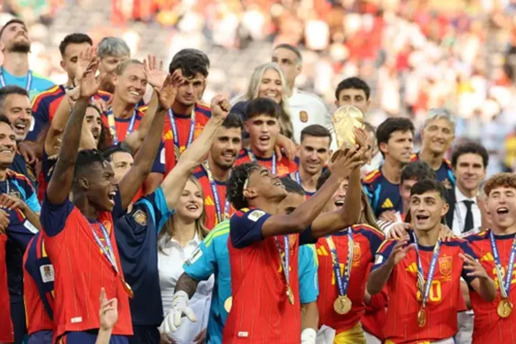 Espanha conquista título duplo histórico, tornando-se campeã mundial graças à forte defesa