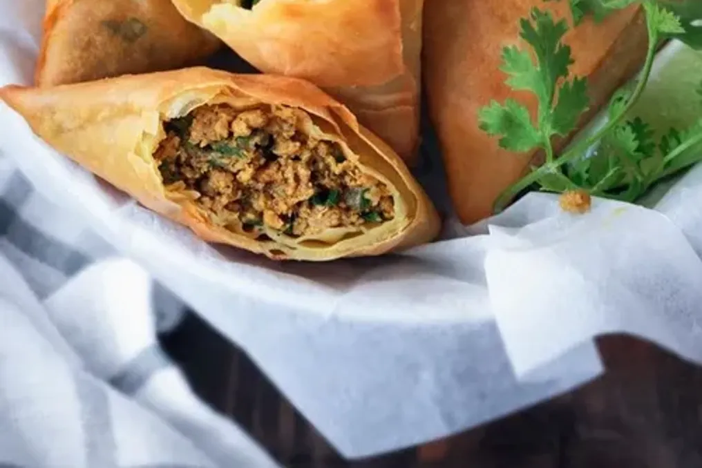 Instruções para fazer e dobrar samosas caseiras para iniciantes