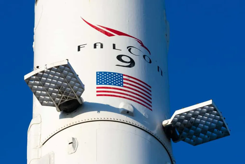 SpaceX lança robô espacial para reparo e manutenção de satélites em órbita