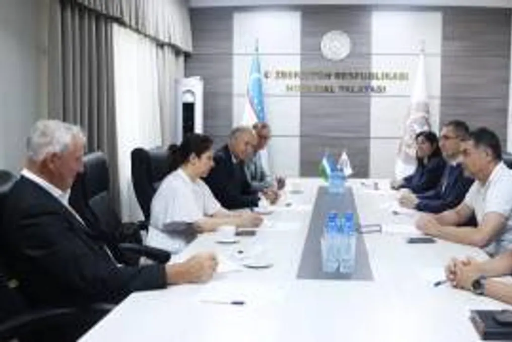 Reunião de representantes do Fundo Monetário Internacional com especialistas no Uzbequistão