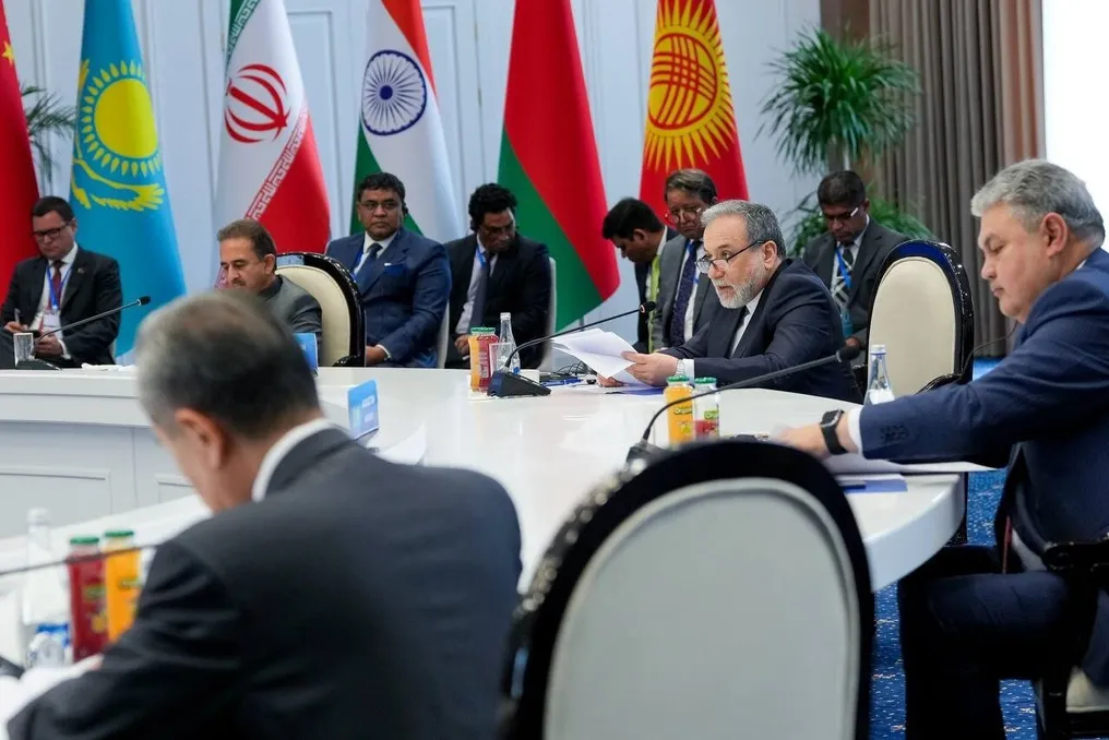Ministro das Relações Exteriores do Irã, Araghchi, visitou Quirguistão para participar da reunião dos ministros do Conselho de Assuntos Exteriores da SCO