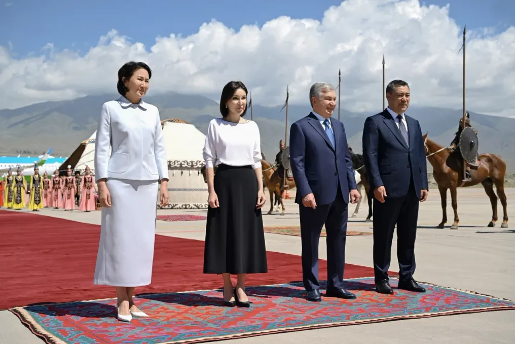 O‘zbekiston Prezidenti davlat tashrifi doirasida Qirg‘izistonga yetib keldi