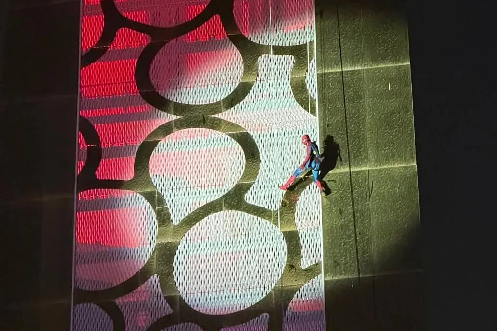 Spider-man ko'rinishidagi strit-performer Dubai Frame bo'ylab Xalqaro Spider-man kuni munosabati bilan tushdi