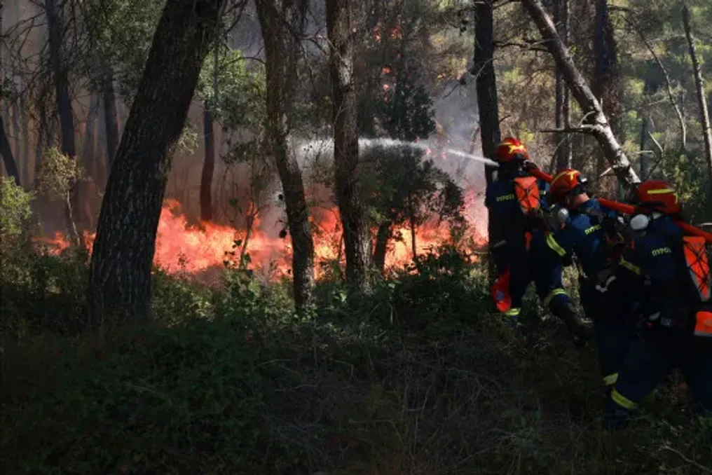 Grécia enfrenta situação difícil devido a condições meteorológicas extremas e incêndios florestais