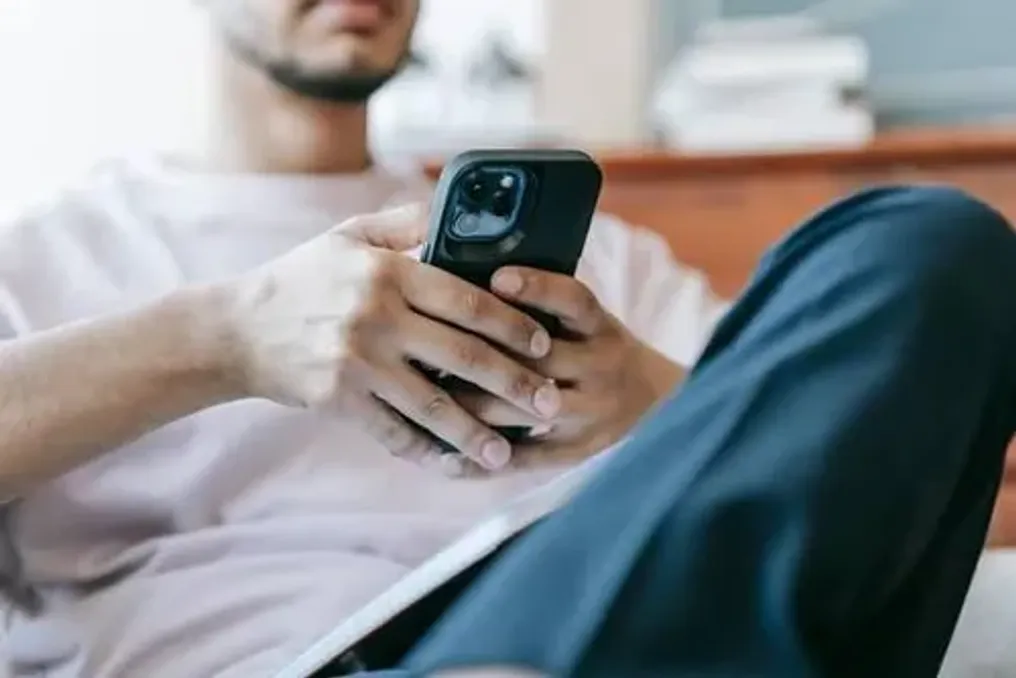 Study shows that endless scrolling on the internet can increase stress and worsen mood