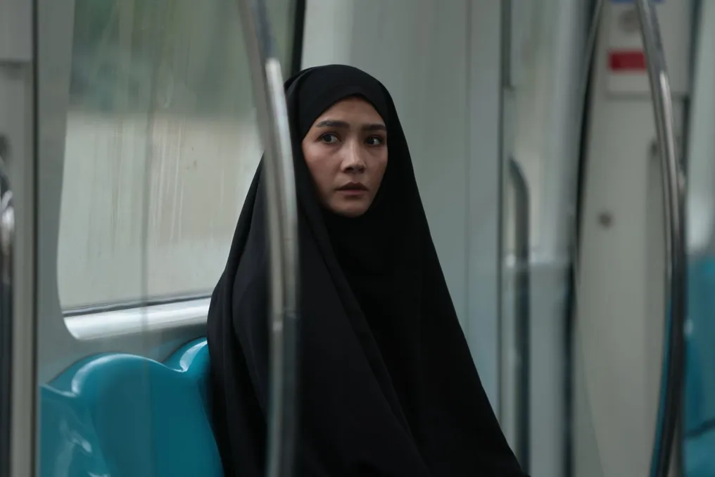 Aybüke Pusat plays a dual role in the new film 'On My Happiest Day'