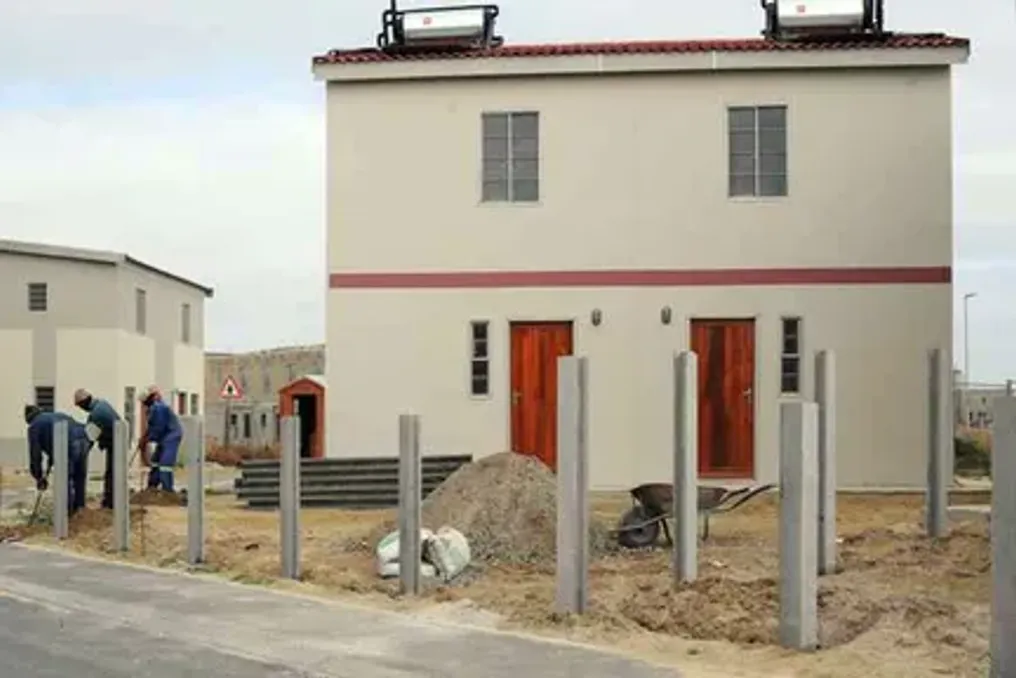 Discussão sobre o problema da desigualdade habitacional em Cidade do Cabo e caminhos para sua solução