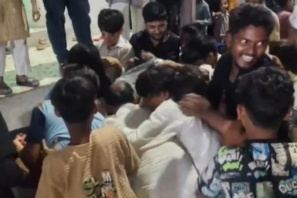 Kanpurda Chehalum tadbiri davrida biryani tarqatilayotganda tartibsizlik yuz berdi