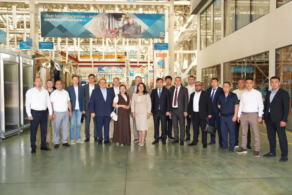 Delegação de Negócios do Cazaquistão Visita Technopark em Tashkent para Discutir Cooperação