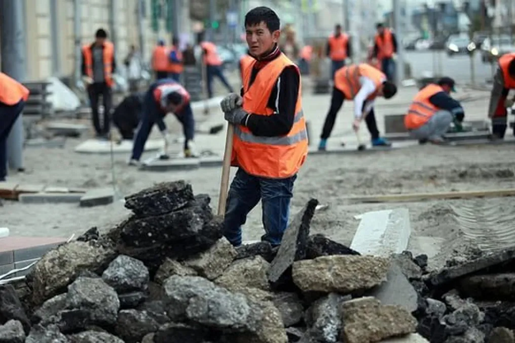 Fluxo de migrantes trabalhadores uzbeques para a Rússia diminui, apesar do Uzbequistão permanecer como principal fonte de migração